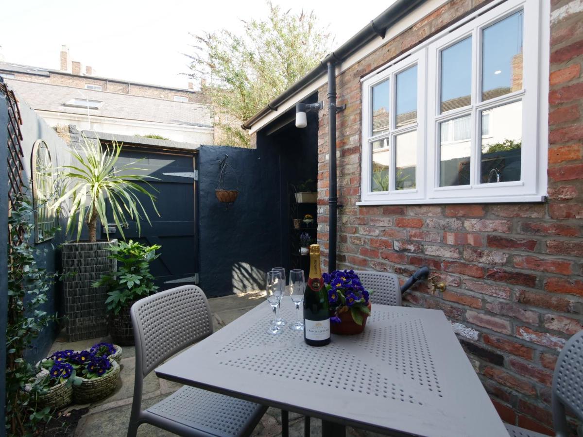 Bar Wall Cottage-City Wall Views-Sleeps 5 Йорк Экстерьер фото